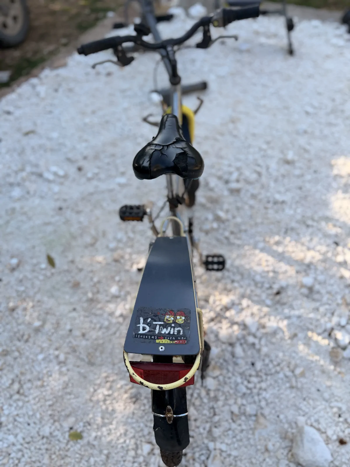 Vélo Decathlon pour enfant – Avec garde-boue et porte-bagages – Occasion - Image 3