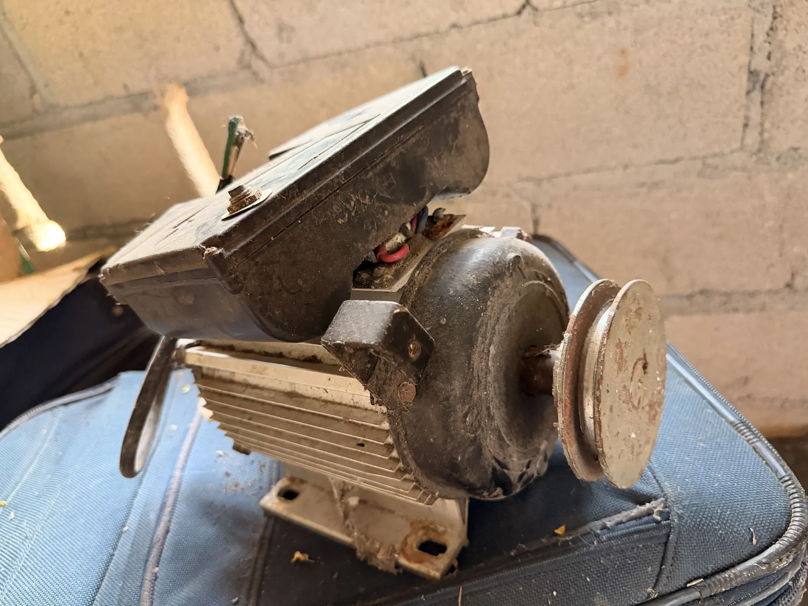 Moteur électrique avec poulie, double gorge – Occasion, fonctionnel